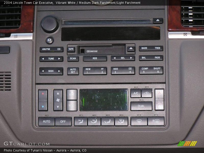 Vibrant White / Medium Dark Parchment/Light Parchment 2004 Lincoln Town Car Executive