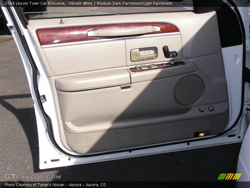 Vibrant White / Medium Dark Parchment/Light Parchment 2004 Lincoln Town Car Executive