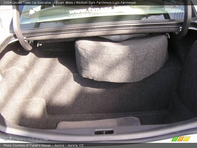 Vibrant White / Medium Dark Parchment/Light Parchment 2004 Lincoln Town Car Executive