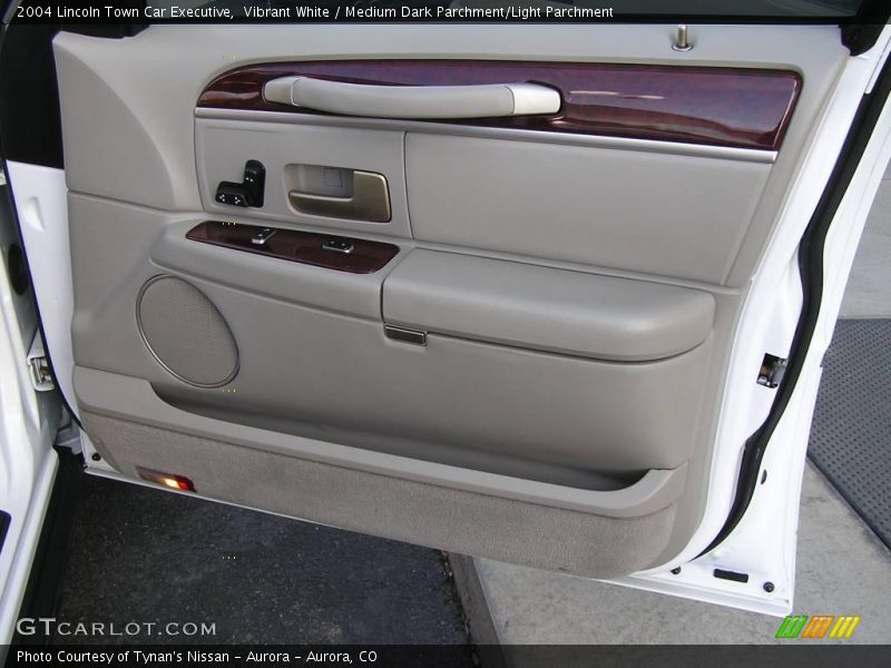 Vibrant White / Medium Dark Parchment/Light Parchment 2004 Lincoln Town Car Executive