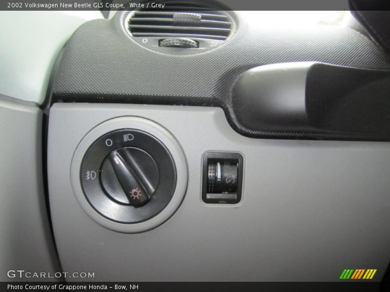 White / Grey 2002 Volkswagen New Beetle GLS Coupe