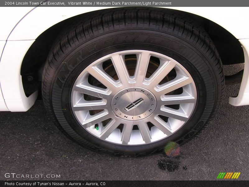 Vibrant White / Medium Dark Parchment/Light Parchment 2004 Lincoln Town Car Executive