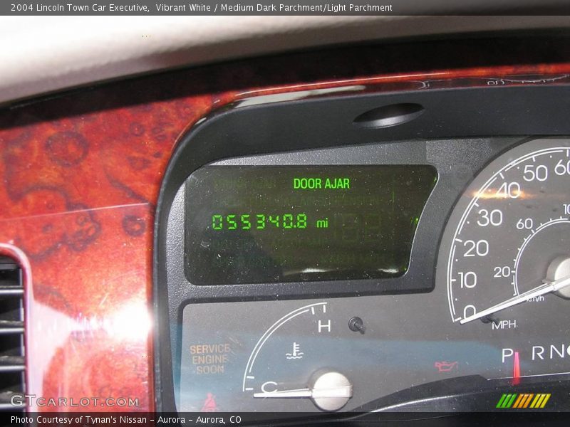 Vibrant White / Medium Dark Parchment/Light Parchment 2004 Lincoln Town Car Executive