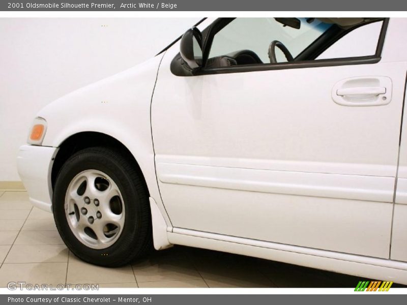 Arctic White / Beige 2001 Oldsmobile Silhouette Premier