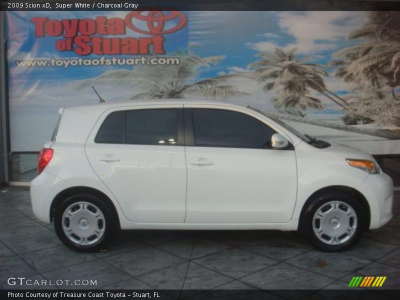 Super White / Charcoal Gray 2009 Scion xD