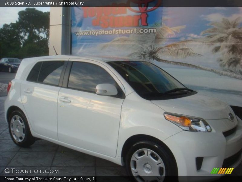 Super White / Charcoal Gray 2009 Scion xD