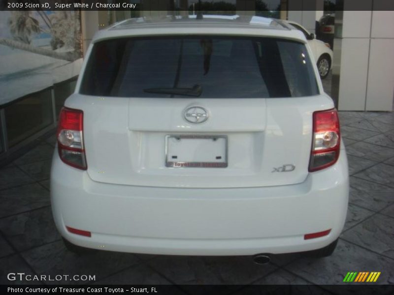 Super White / Charcoal Gray 2009 Scion xD