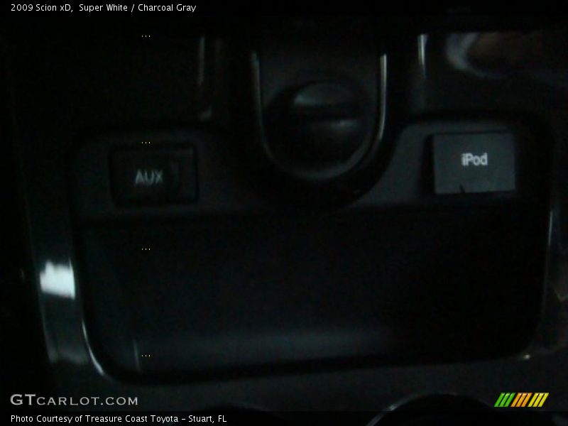 Super White / Charcoal Gray 2009 Scion xD