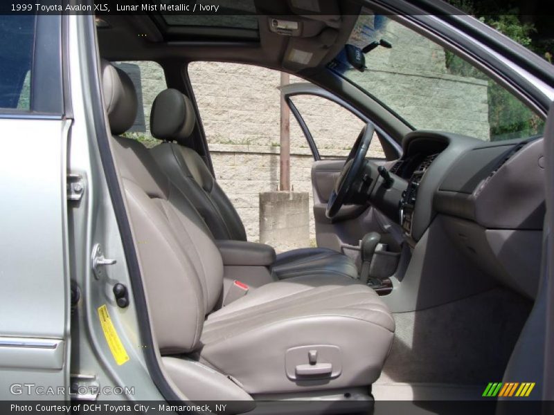 Lunar Mist Metallic / Ivory 1999 Toyota Avalon XLS