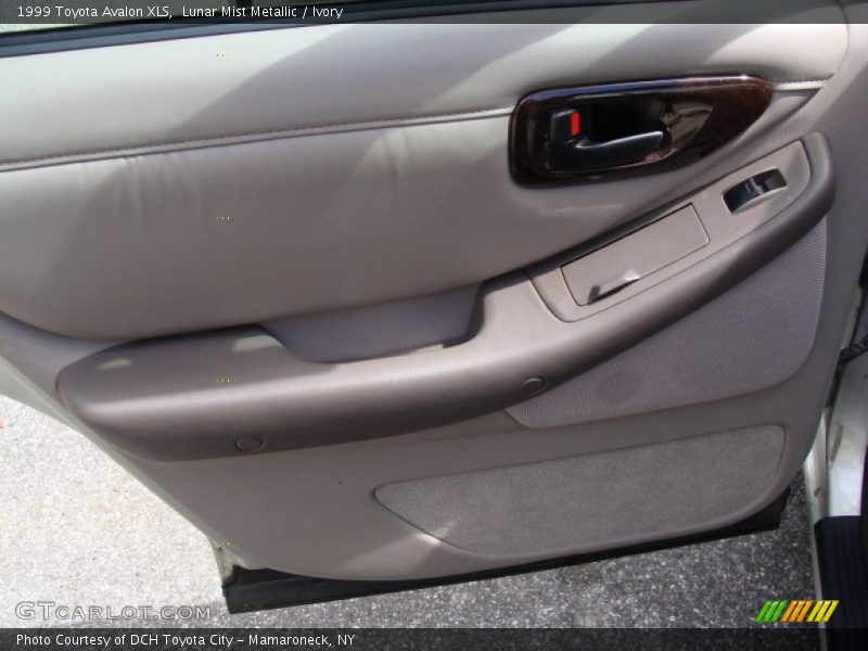 Lunar Mist Metallic / Ivory 1999 Toyota Avalon XLS