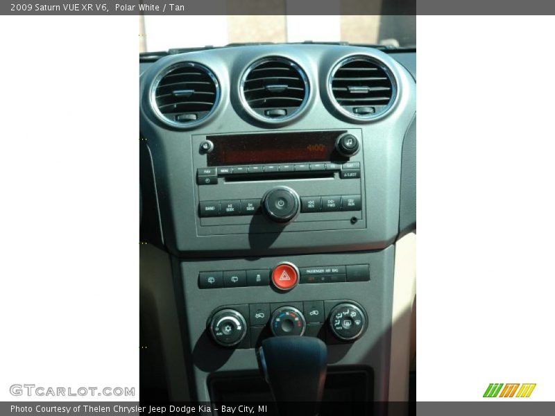 Polar White / Tan 2009 Saturn VUE XR V6