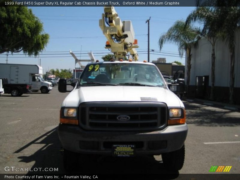 Oxford White / Medium Graphite 1999 Ford F450 Super Duty XL Regular Cab Chassis Bucket Truck