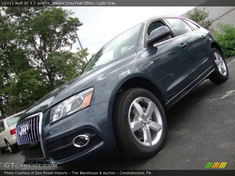 Meteor Grey Pearl Effect / Light Gray 2011 Audi Q5 3.2 quattro