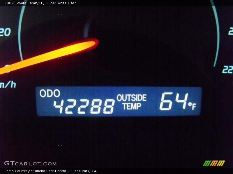 Super White / Ash 2009 Toyota Camry LE