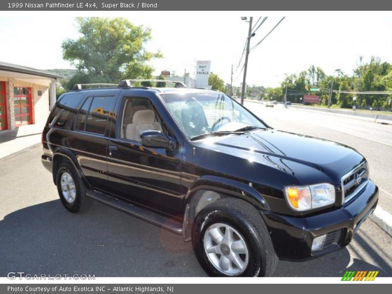 Super Black / Blond 1999 Nissan Pathfinder LE 4x4