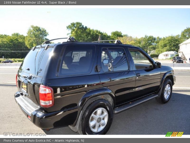 Super Black / Blond 1999 Nissan Pathfinder LE 4x4