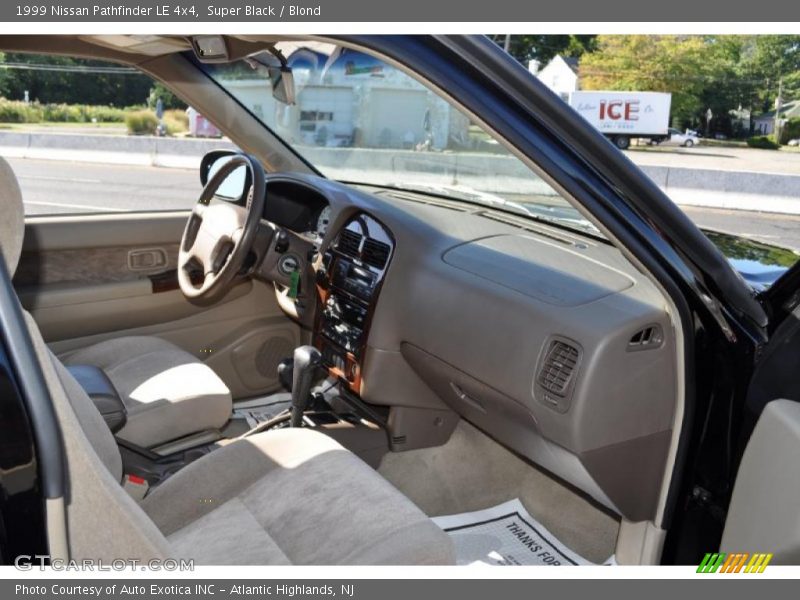 Super Black / Blond 1999 Nissan Pathfinder LE 4x4