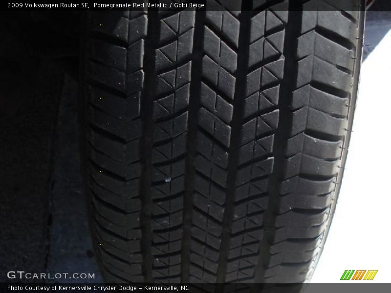 Pomegranate Red Metallic / Gobi Beige 2009 Volkswagen Routan SE