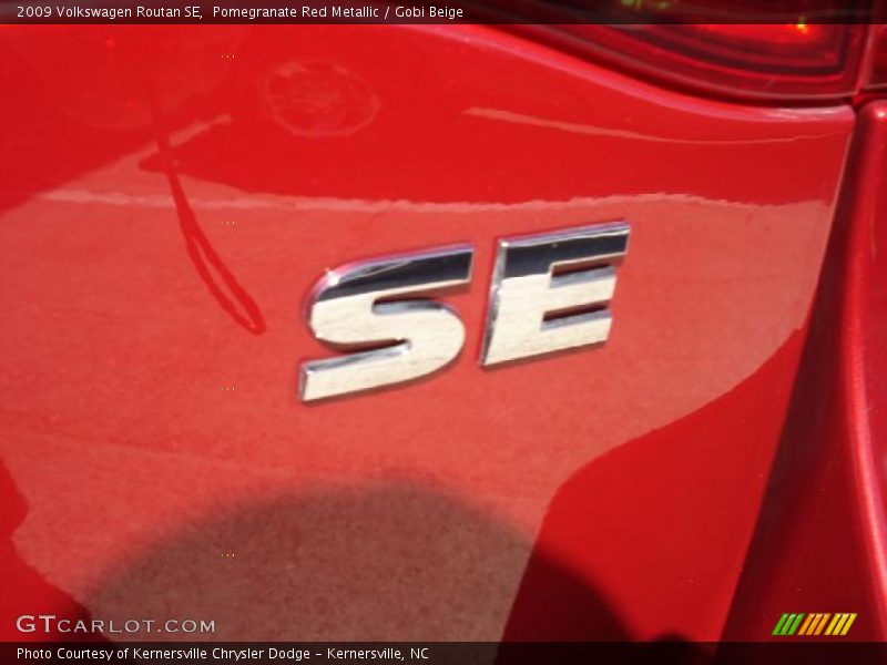 Pomegranate Red Metallic / Gobi Beige 2009 Volkswagen Routan SE