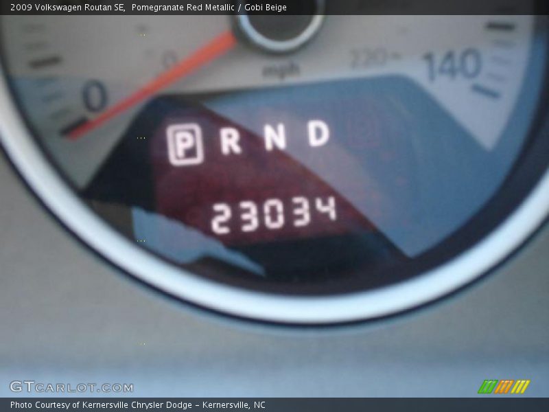 Pomegranate Red Metallic / Gobi Beige 2009 Volkswagen Routan SE