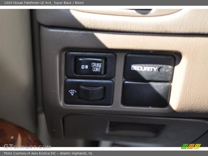Super Black / Blond 1999 Nissan Pathfinder LE 4x4