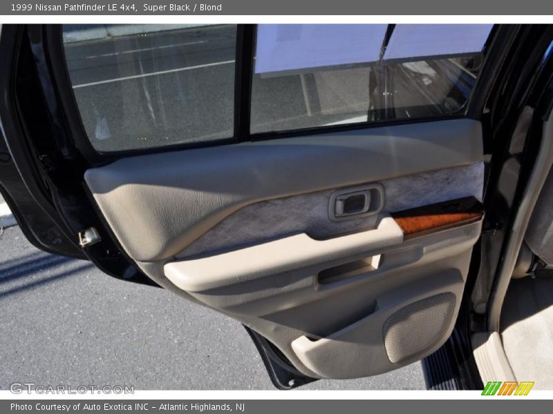 Super Black / Blond 1999 Nissan Pathfinder LE 4x4