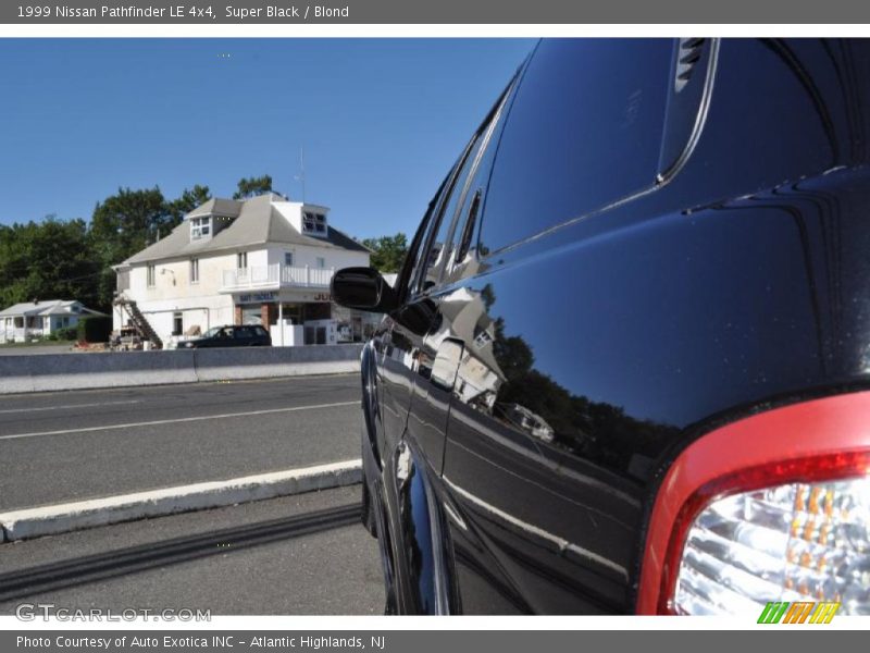 Super Black / Blond 1999 Nissan Pathfinder LE 4x4