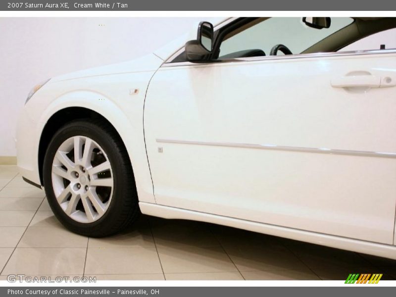 Cream White / Tan 2007 Saturn Aura XE
