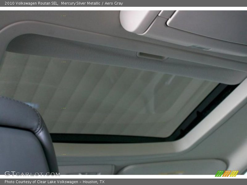 Mercury Silver Metallic / Aero Gray 2010 Volkswagen Routan SEL