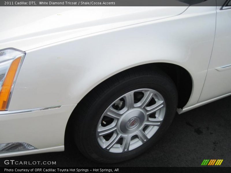 White Diamond Tricoat / Shale/Cocoa Accents 2011 Cadillac DTS
