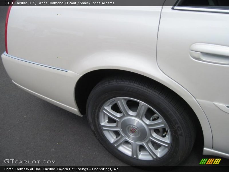White Diamond Tricoat / Shale/Cocoa Accents 2011 Cadillac DTS