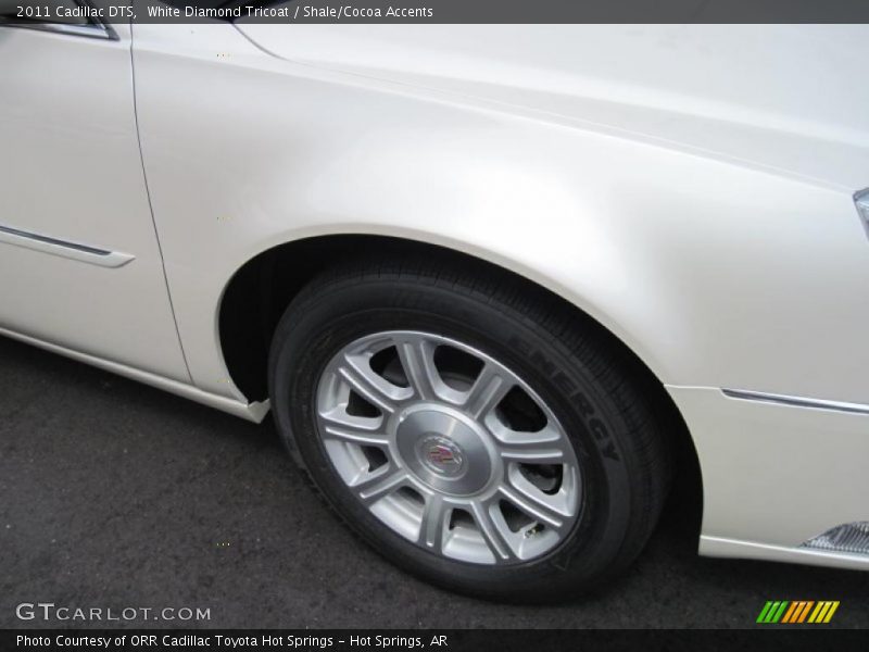 White Diamond Tricoat / Shale/Cocoa Accents 2011 Cadillac DTS