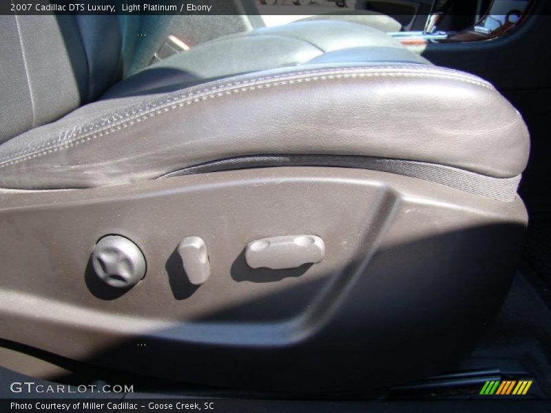 Light Platinum / Ebony 2007 Cadillac DTS Luxury