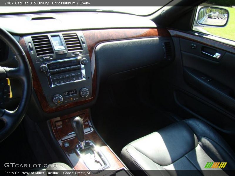 Light Platinum / Ebony 2007 Cadillac DTS Luxury