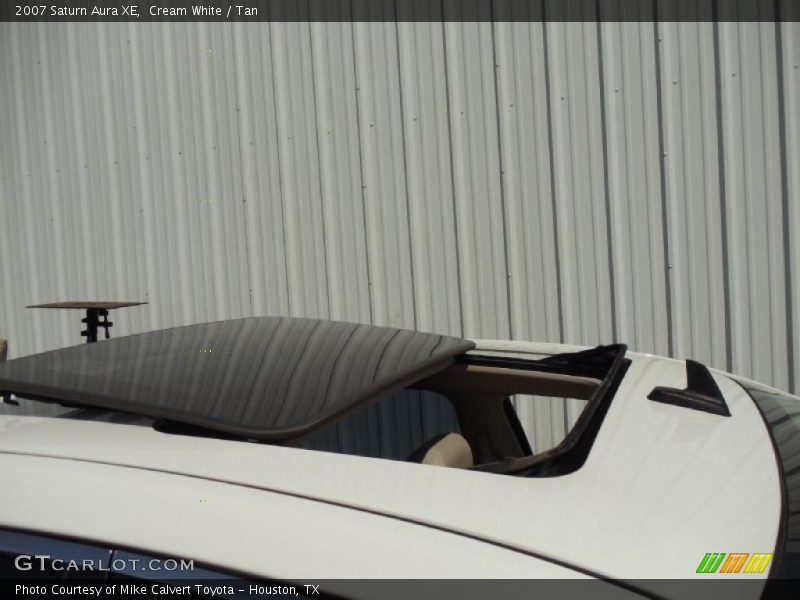 Cream White / Tan 2007 Saturn Aura XE