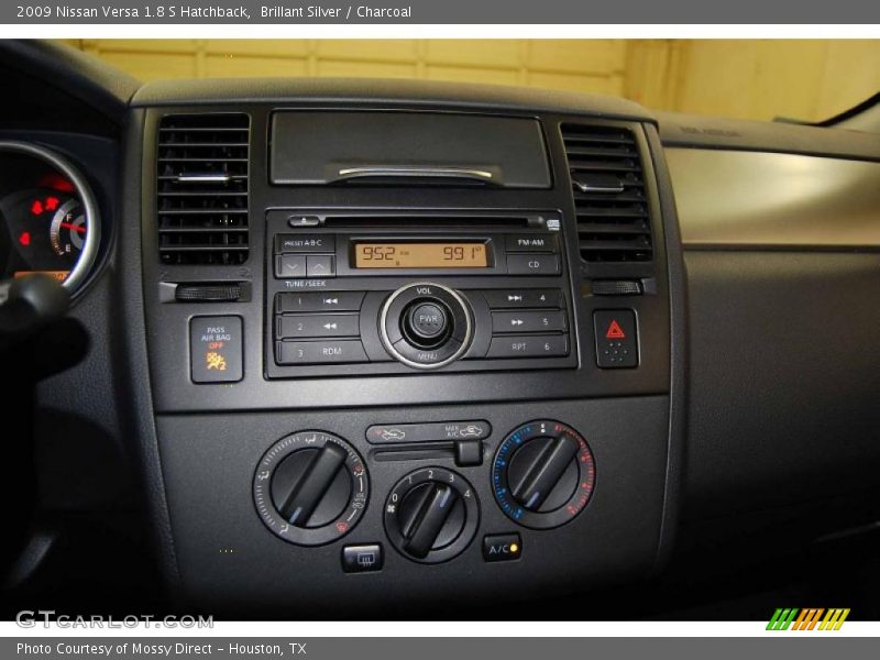 Brillant Silver / Charcoal 2009 Nissan Versa 1.8 S Hatchback