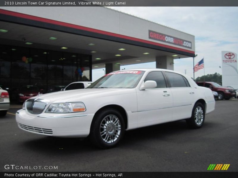 Vibrant White / Light Camel 2010 Lincoln Town Car Signature Limited