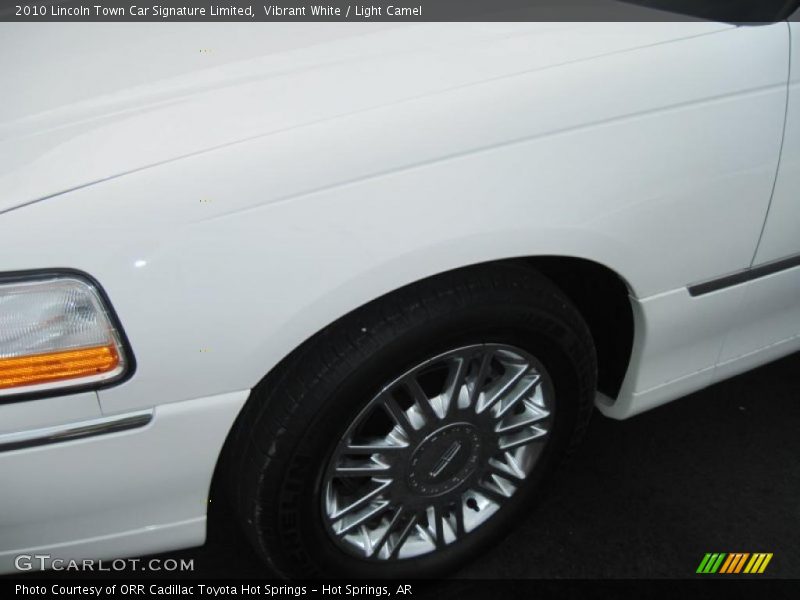 Vibrant White / Light Camel 2010 Lincoln Town Car Signature Limited