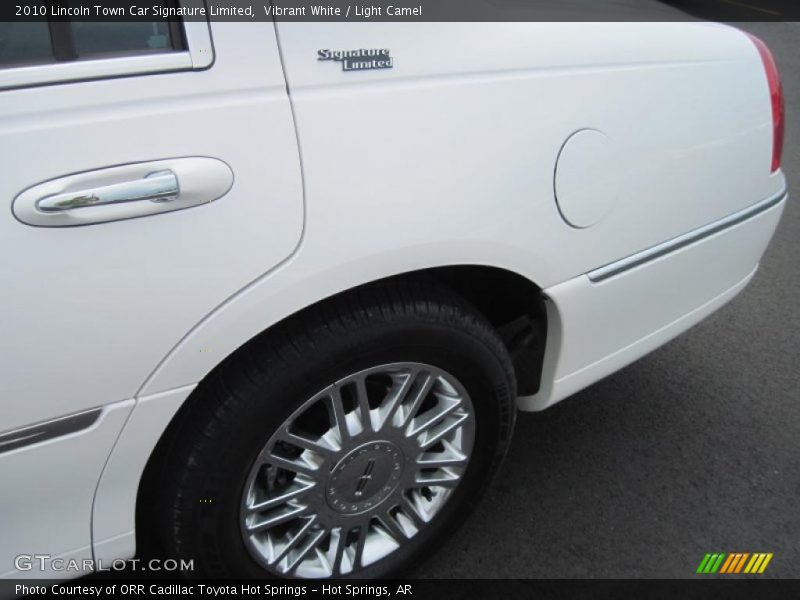 Vibrant White / Light Camel 2010 Lincoln Town Car Signature Limited