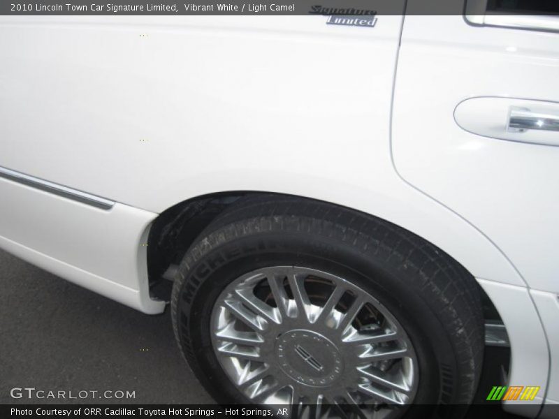 Vibrant White / Light Camel 2010 Lincoln Town Car Signature Limited