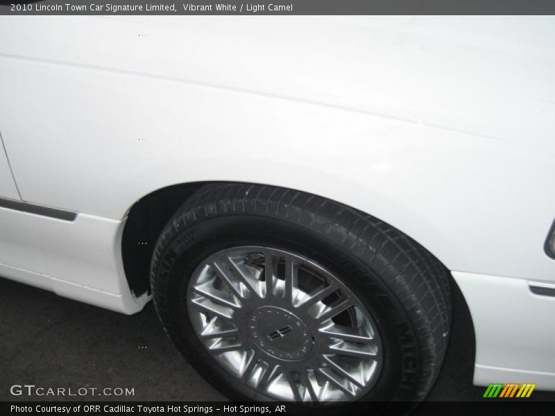 Vibrant White / Light Camel 2010 Lincoln Town Car Signature Limited