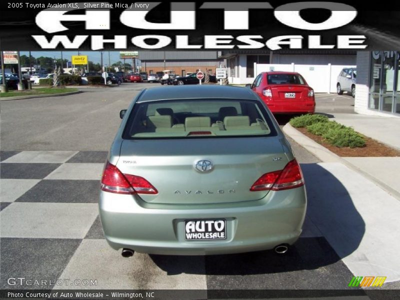 Silver Pine Mica / Ivory 2005 Toyota Avalon XLS