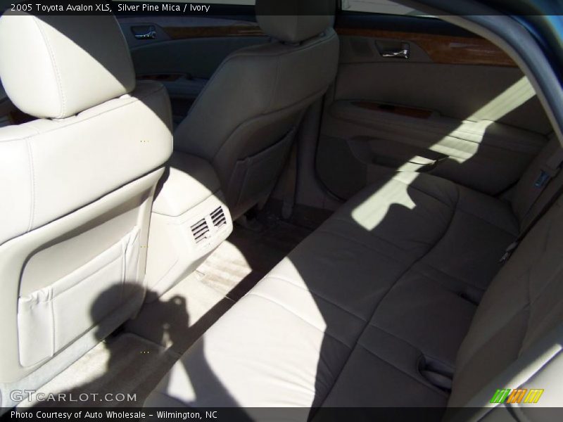 Silver Pine Mica / Ivory 2005 Toyota Avalon XLS