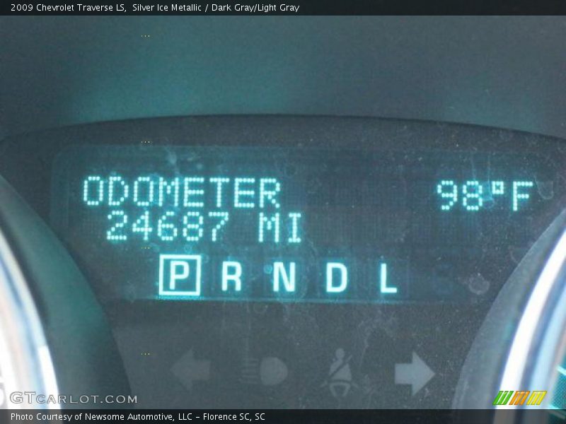Silver Ice Metallic / Dark Gray/Light Gray 2009 Chevrolet Traverse LS