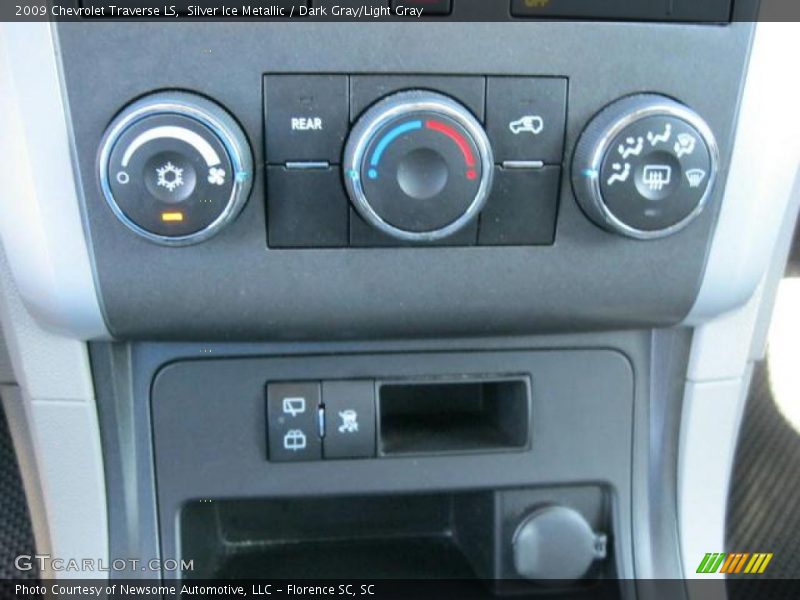Silver Ice Metallic / Dark Gray/Light Gray 2009 Chevrolet Traverse LS