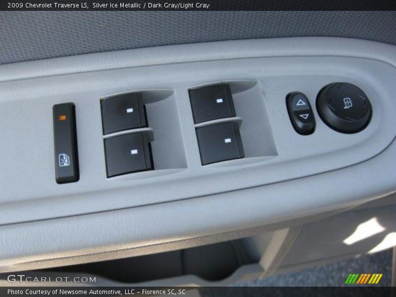 Silver Ice Metallic / Dark Gray/Light Gray 2009 Chevrolet Traverse LS