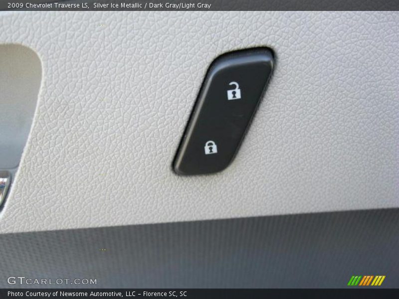 Silver Ice Metallic / Dark Gray/Light Gray 2009 Chevrolet Traverse LS