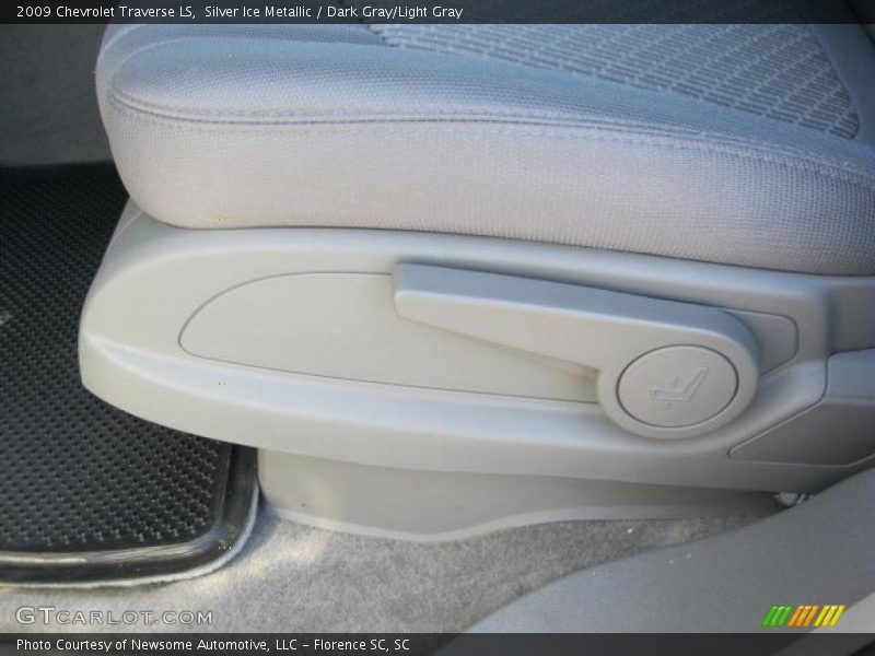 Silver Ice Metallic / Dark Gray/Light Gray 2009 Chevrolet Traverse LS