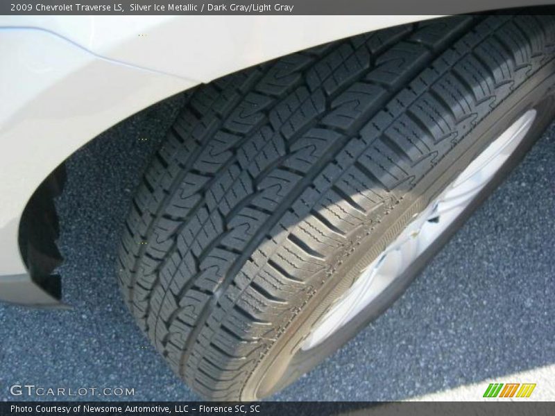 Silver Ice Metallic / Dark Gray/Light Gray 2009 Chevrolet Traverse LS