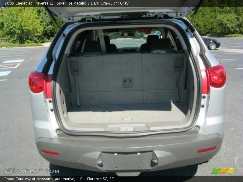Silver Ice Metallic / Dark Gray/Light Gray 2009 Chevrolet Traverse LS